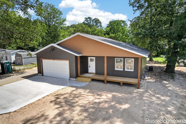 170 N 6th Avenue, Fruitport, MI 49415