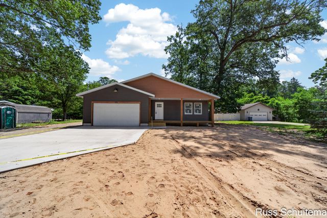 170 N 6th Avenue, Fruitport, MI 49415