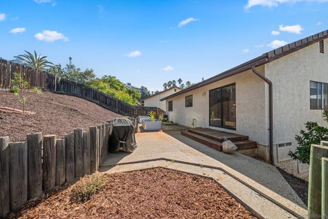 2041 Woodland Gln, Escondido, CA 92027