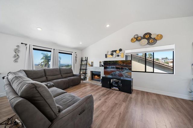 2041 Woodland Gln, Escondido, CA 92027