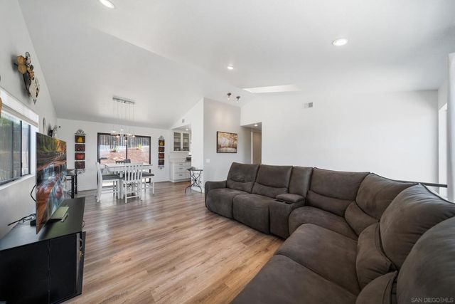 2041 Woodland Gln, Escondido, CA 92027