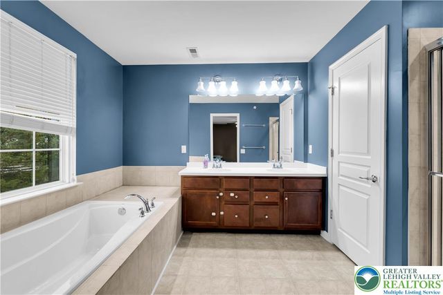 8638 Mayfair Court, Upper Macungie Twp, PA 18031