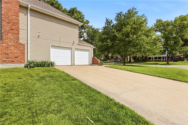 1845 E 152nd Court, Olathe, KS 66062
