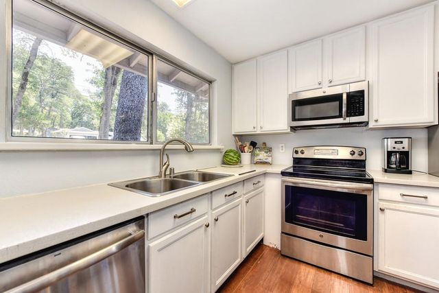 12741 Torrey Pines Dr, Auburn, CA 95602