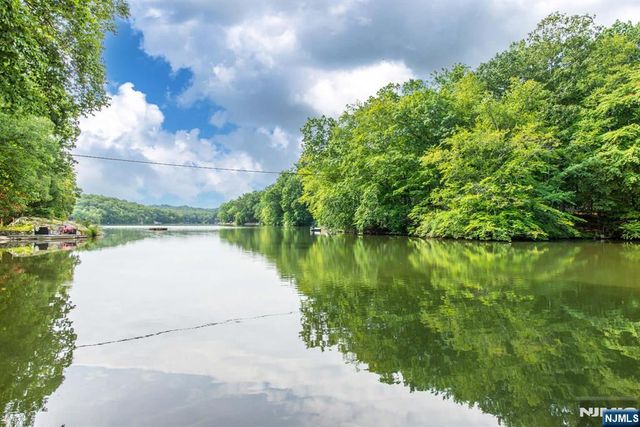 37 North Road, Bloomingdale, NJ 07420