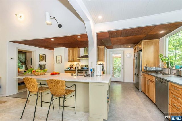 37 North Road, Bloomingdale, NJ 07420