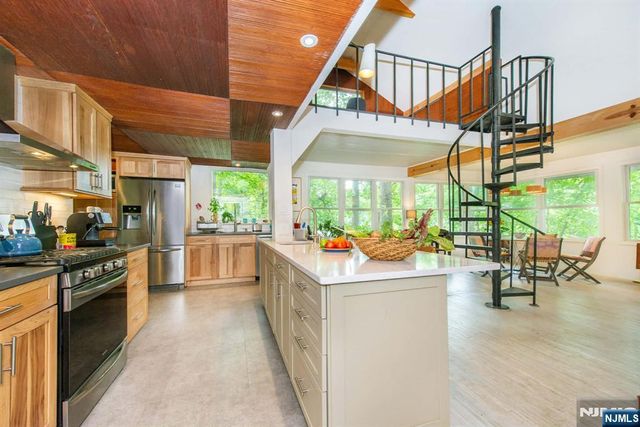 37 North Road, Bloomingdale, NJ 07420