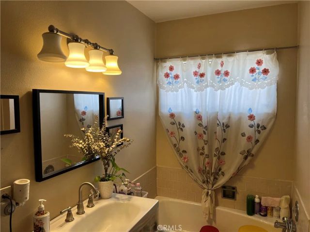 2051 N Catalina Street, Los Angeles, CA 90027