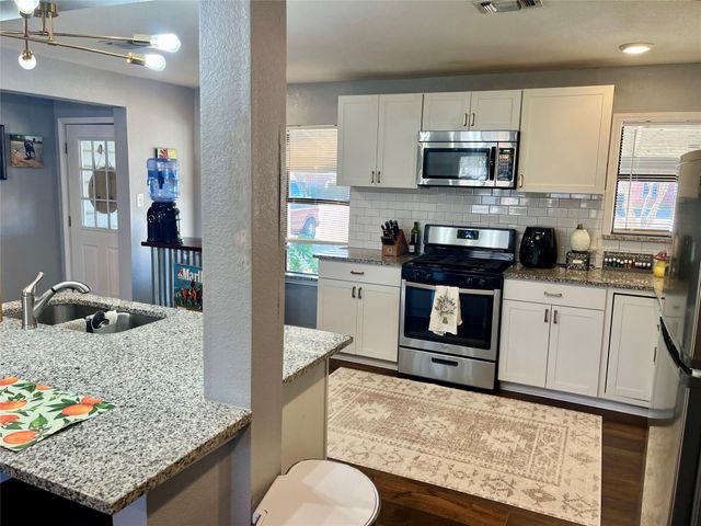 715 North Avenue, Whitesboro, TX 76273