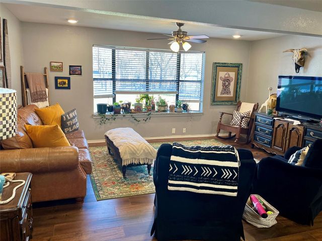 715 North Avenue, Whitesboro, TX 76273