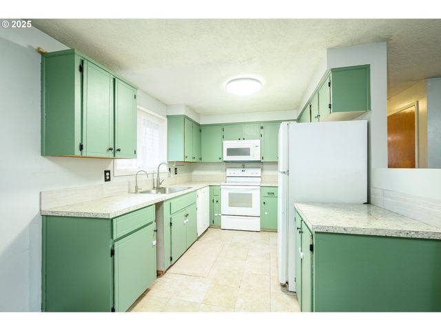 797 Ne YAMHILL St, Sheridan, OR 97378