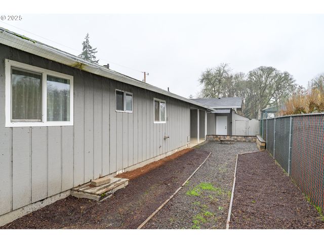 797 Ne YAMHILL St, Sheridan, OR 97378