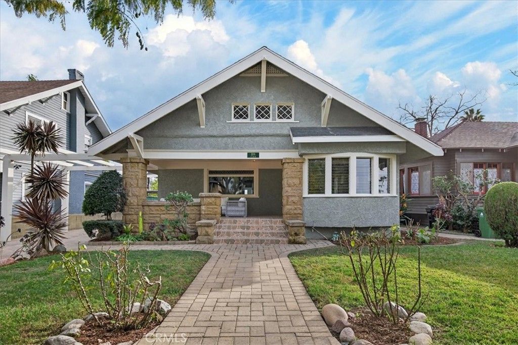 Image 1 of property listing at 2274 W 21st Street, Los Angeles, CA 90018