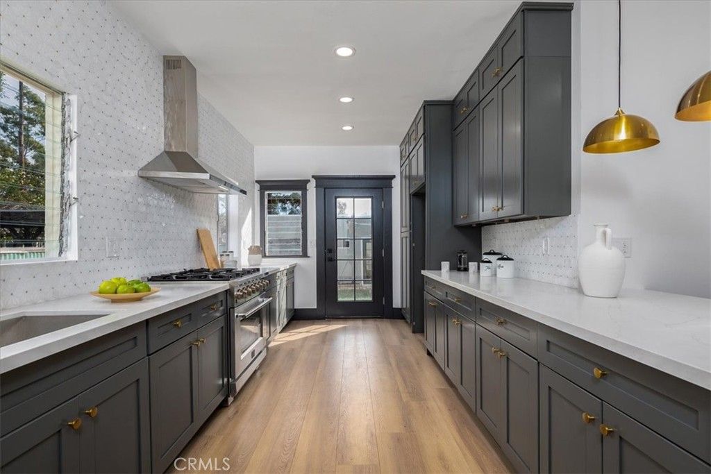 Image 13 of property listing at 2274 W 21st Street, Los Angeles, CA 90018