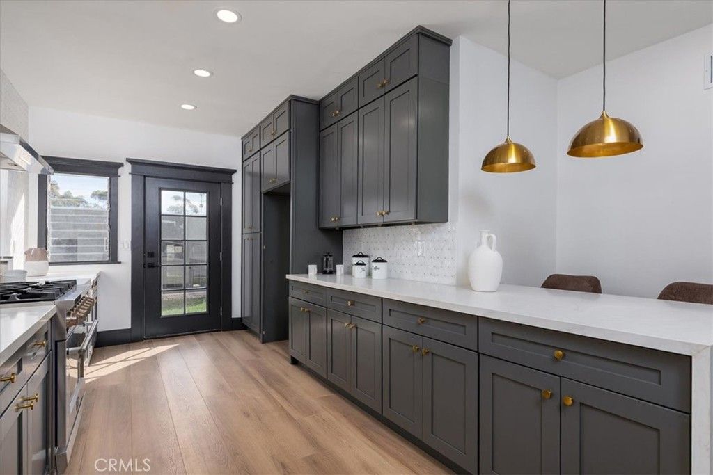 Image 14 of property listing at 2274 W 21st Street, Los Angeles, CA 90018