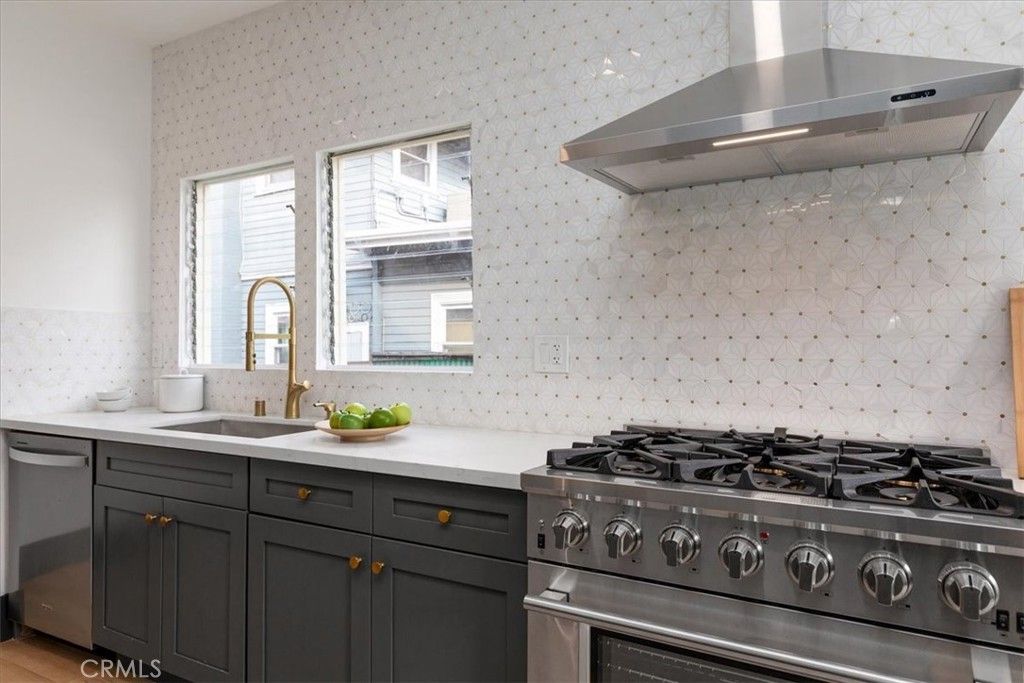 Image 15 of property listing at 2274 W 21st Street, Los Angeles, CA 90018