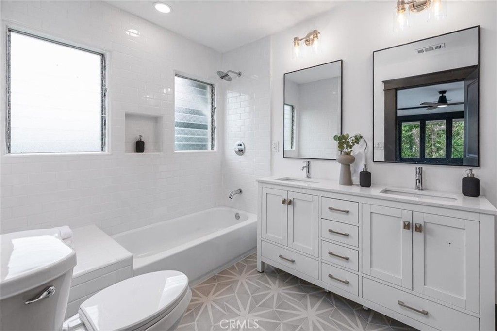 Image 23 of property listing at 2274 W 21st Street, Los Angeles, CA 90018