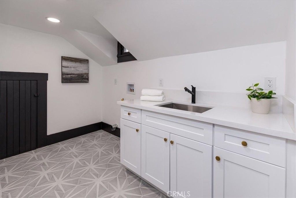 Image 26 of property listing at 2274 W 21st Street, Los Angeles, CA 90018