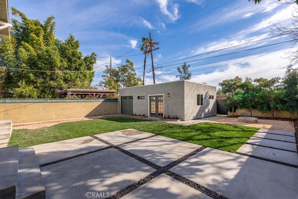 Image 39 of property listing at 2274 W 21st Street, Los Angeles, CA 90018