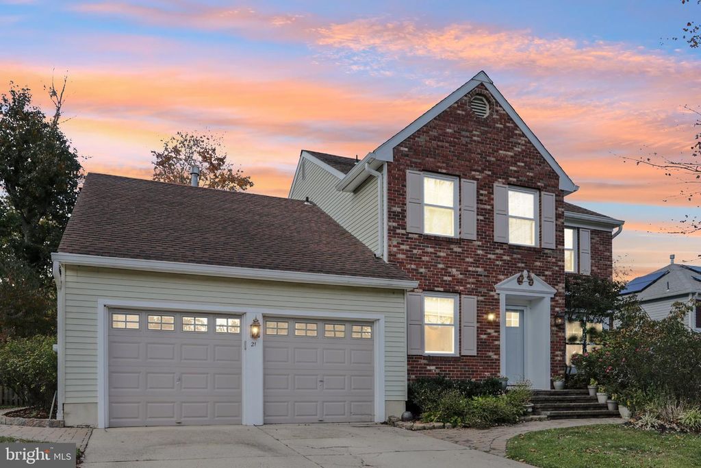 21 WHITECHAPEL DR, Mount Laurel, NJ 08054