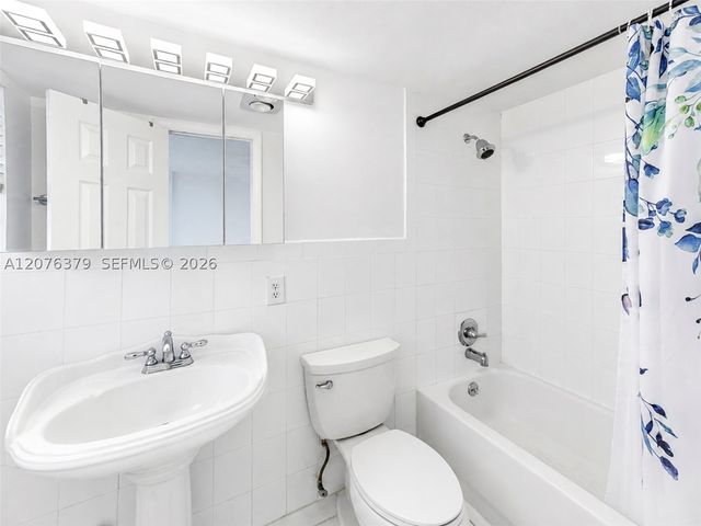 137 Golden Isles Dr 804, Hallandale Beach, FL 33009