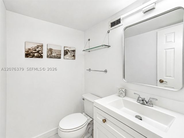 137 Golden Isles Dr 804, Hallandale Beach, FL 33009