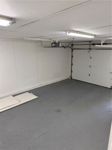 266 Dutch Ln, Hermitage, PA 16148