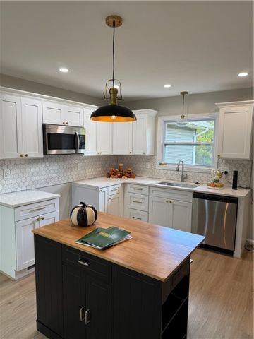 266 Dutch Ln, Hermitage, PA 16148