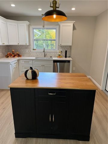 266 Dutch Ln, Hermitage, PA 16148