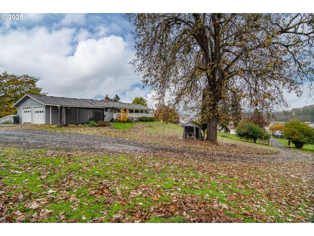 207 Ne SPENCER Ct, Roseburg, OR 97470