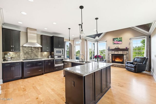 122 Sun Chase Court, Johnson City, TN 37615