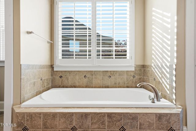 122 Sun Chase Court, Johnson City, TN 37615