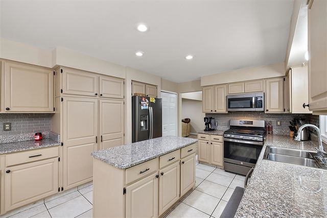 30521 Knighton Drive, Farmington, MI 48331