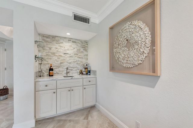 5279 S Fountains Dr S 304, Lake Worth, FL 33467