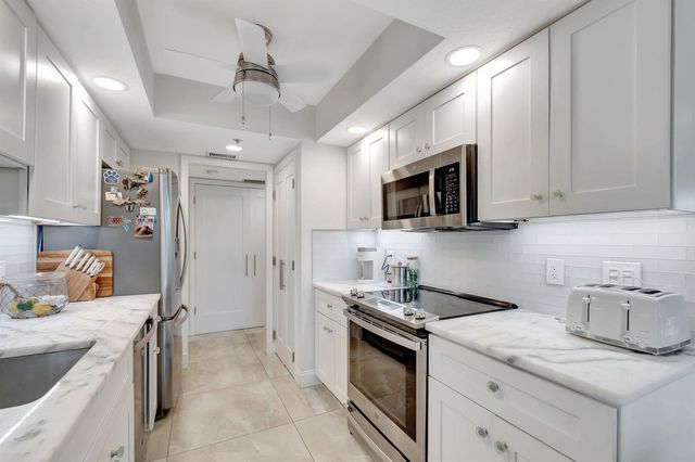 5279 S Fountains Dr S 304, Lake Worth, FL 33467