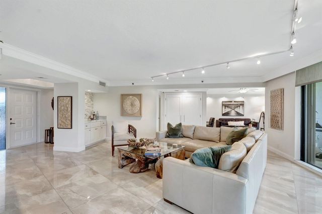 5279 S Fountains Dr S 304, Lake Worth, FL 33467