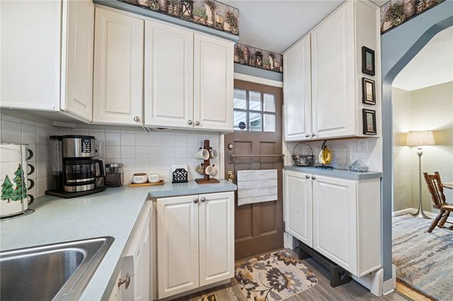 31 Locust Ln, Upper St Clair, PA 15241