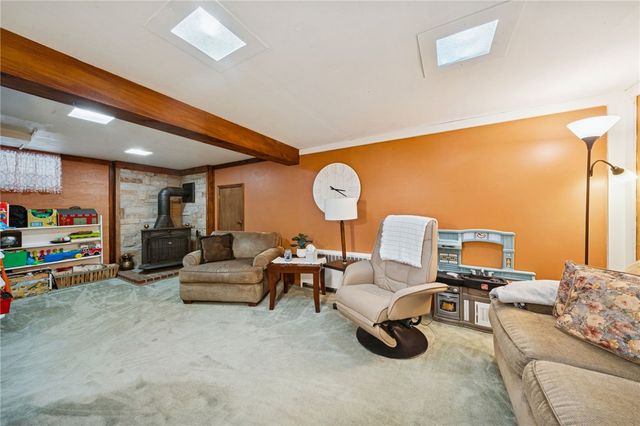 31 Locust Ln, Upper St Clair, PA 15241