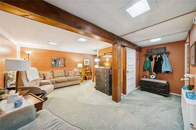 31 Locust Ln, Upper St Clair, PA 15241