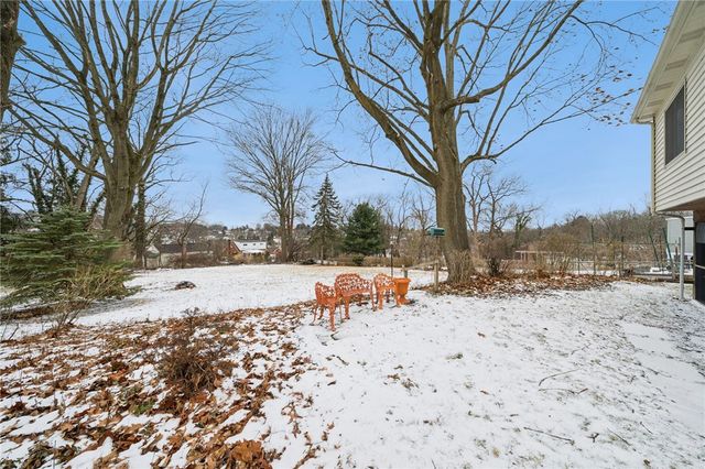 31 Locust Ln, Upper St Clair, PA 15241