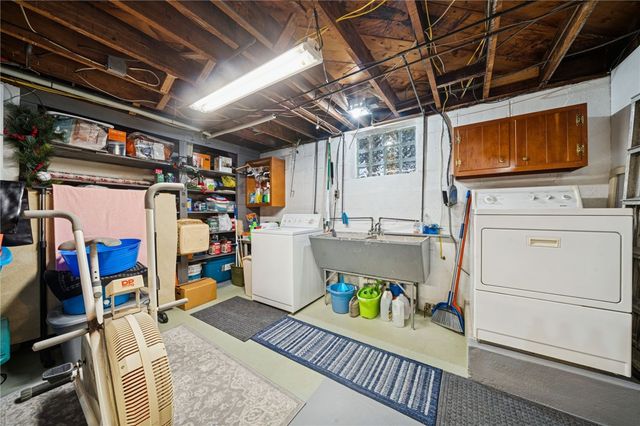 31 Locust Ln, Upper St Clair, PA 15241