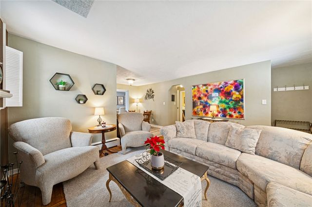 31 Locust Ln, Upper St Clair, PA 15241