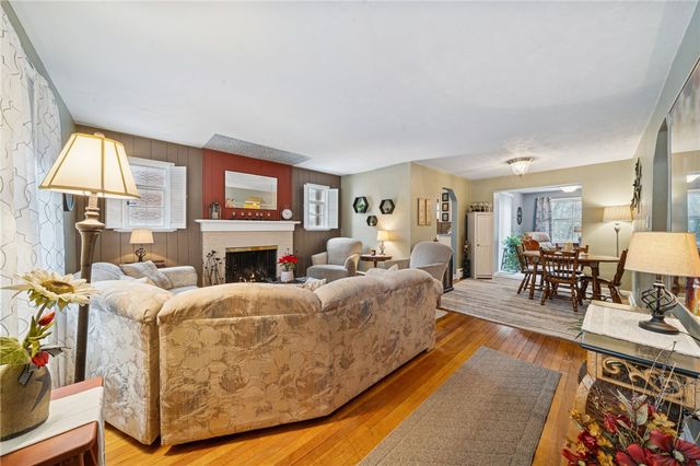 31 Locust Ln, Upper St Clair, PA 15241