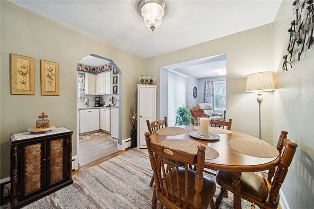 31 Locust Ln, Upper St Clair, PA 15241