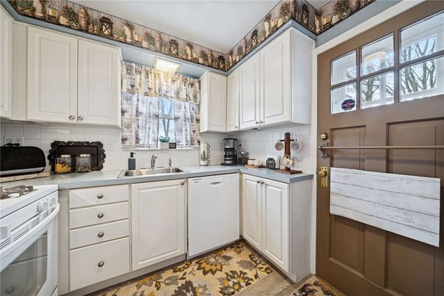 31 Locust Ln, Upper St Clair, PA 15241