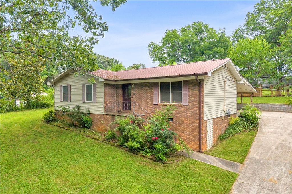 1064 S Greenwich Drive, Walhalla, SC 29691
