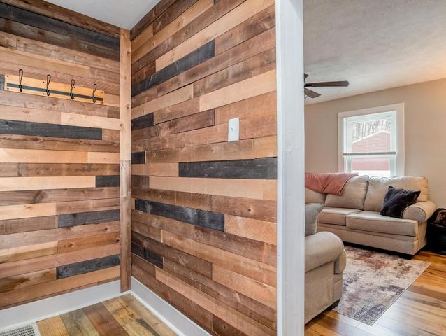 1855 W Lawrence Ave, Ellwood City, PA 16117