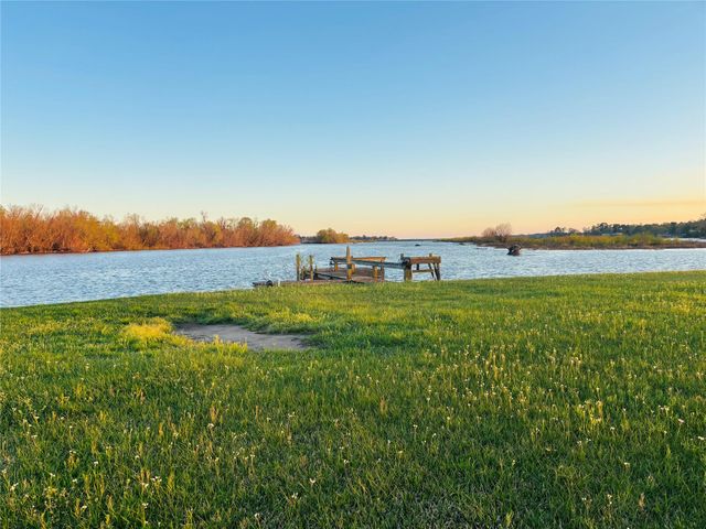 512 Laurel Cove W, Onalaska, TX 77360