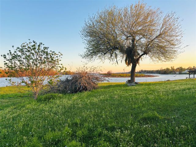 512 Laurel Cove W, Onalaska, TX 77360