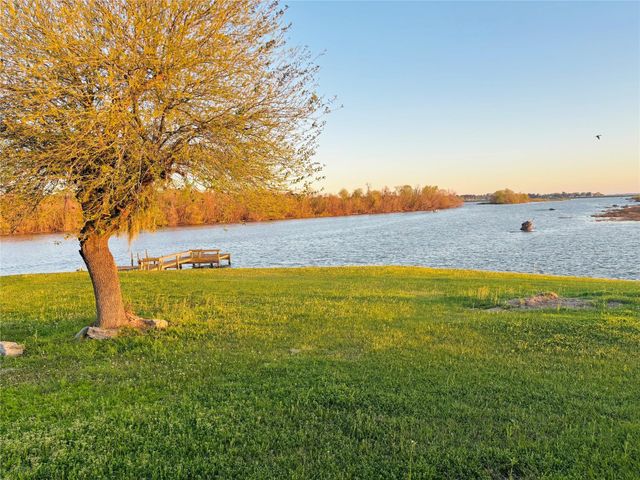 512 Laurel Cove W, Onalaska, TX 77360